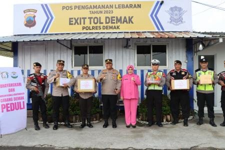 BHAYANGKARI DEMAK BAGIKAN BINGKISAN KE