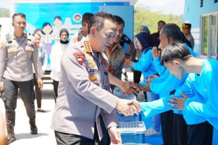 KAPOLRI BERIKAN BANSOS DAN SALURKA