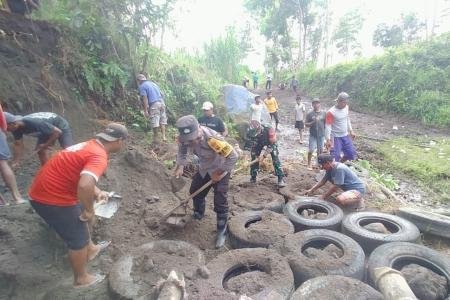 Babinsa Koramil 080815 Gandusari Dampi