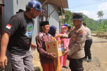 Kapolres Probolinggo Salurkan Bantuan 