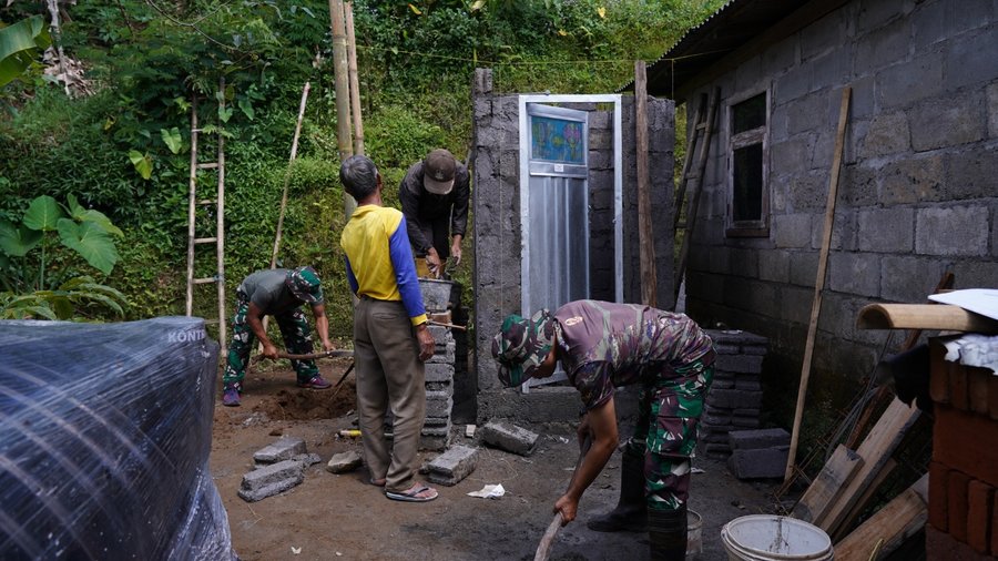Wujud Kepedulian TNI Satgas TMMD Ke 127 Bangun MCK Layak Untuk Warga Desa Krisik