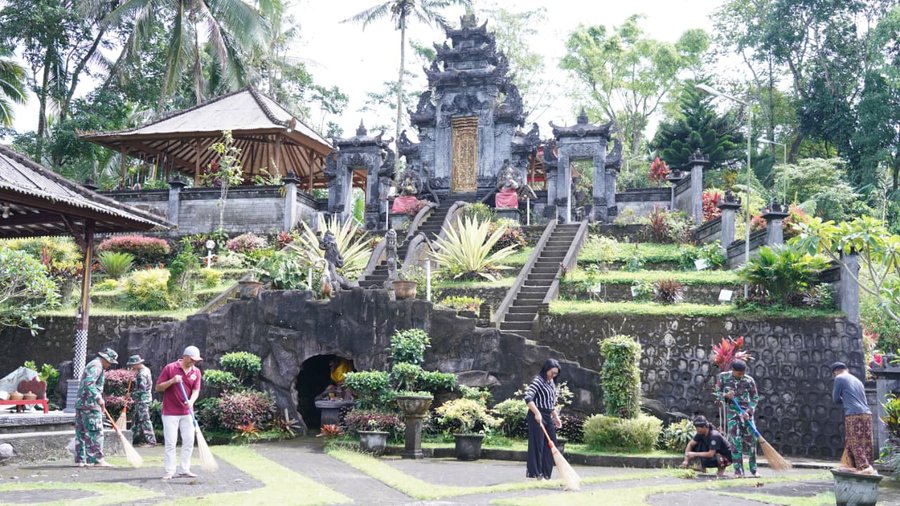 Wujud Toleransi, Satgas TMMD Ke 127 Kodim 0808-Blitar Bersihkan Pura Agung Arga Sonya