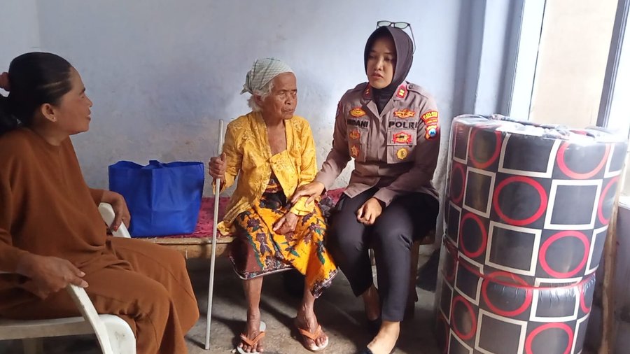 Polri Peduli : Polres Lumajang Salurkan Bantuan untuk Lansia Sebatangkara