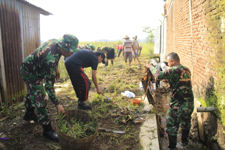 Kerja Bakti di Desa Babakan Wujudkan Kemanunggalan TNI-Rakyat