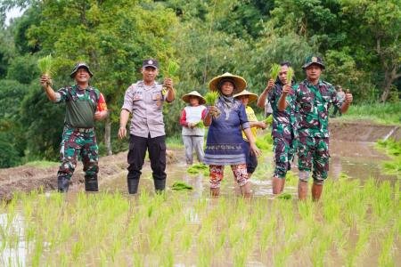 Satgas TMMD Ke 127 Bersama Warga Laksa