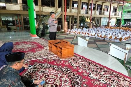 Polisi Edukasi 567 Santriwati Pondok P
