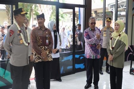 GUBERNUR DAN KAPOLDA JATIM RESMIKA