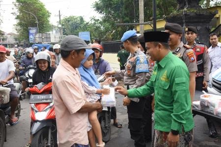 Polri Berbagi  Sat Samapta dan Sie Pro