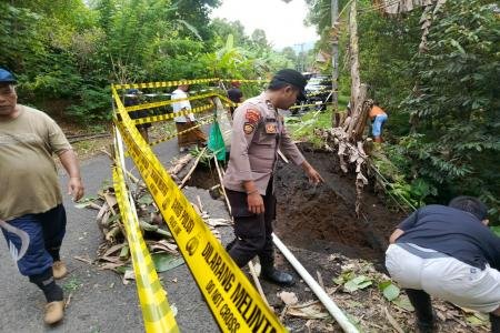 Pasang Police Line Polres Lumajang Tan