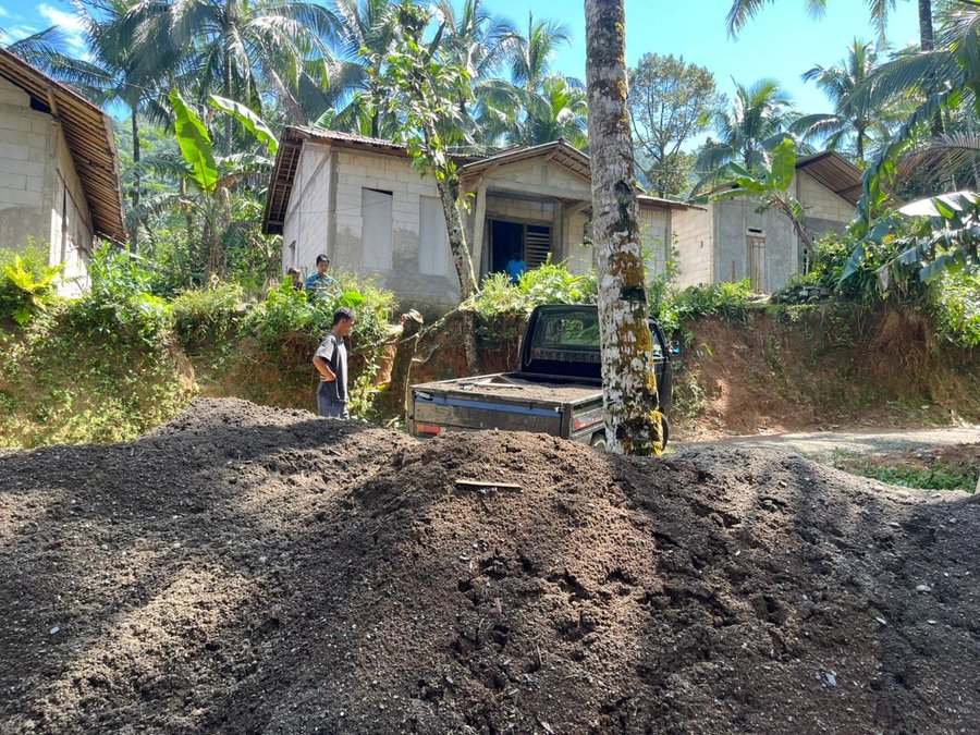  Semangat Gotong Royong Warnai Penurunan Material Program TMMD di Krangean