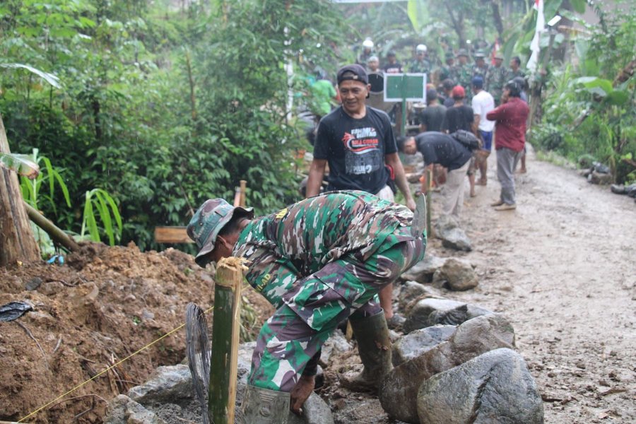 Hujan Turun, Gotong Royong TNI dan Warga Krangean Tetap Mengalir