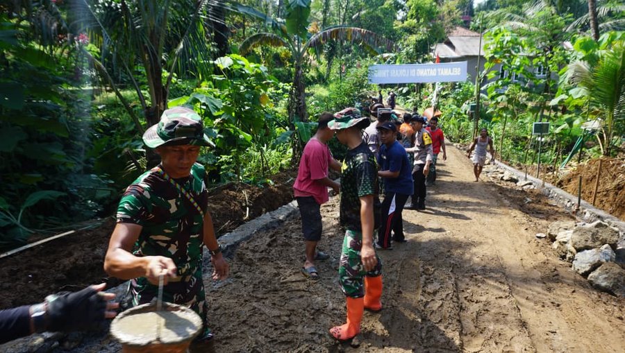 Kekompakan TNI-Warga Terjalin Erat di Dusun Batur