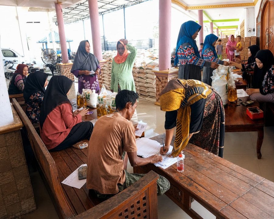 973 KPM Desa Pengongsean Terima Bantuan Pangan 20 kg Beras dan 4 liter Minyak Goreng Disambut Gembir