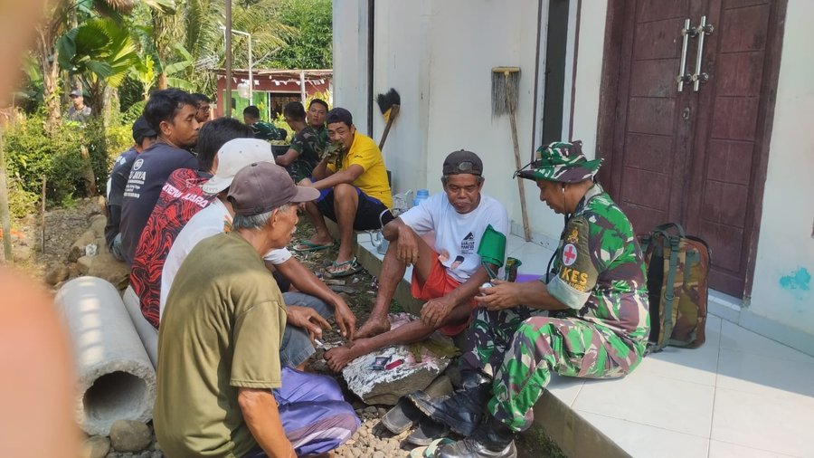 Wujud Nyata Kepedulian, Tim Kesehatan TMMD Cek Kondisi Warga di sela Istirahat