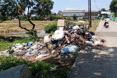 Bau Sampah Menyengat di Jembatan Jalan Mutiara Kaliwungu Kendal Ganggu