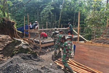 Babinsa dan Warga Bangun Jembatan Garuda di Sungai Soso