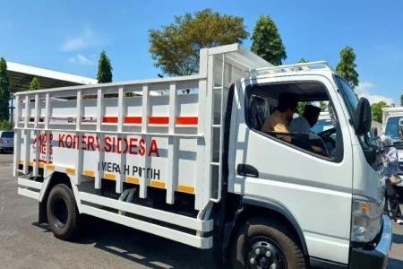 PENYALURAN 14 UNIT TRUK TAHAP PERTAMA PEMBANGUNAN KDMP DI TRENGGALEK D