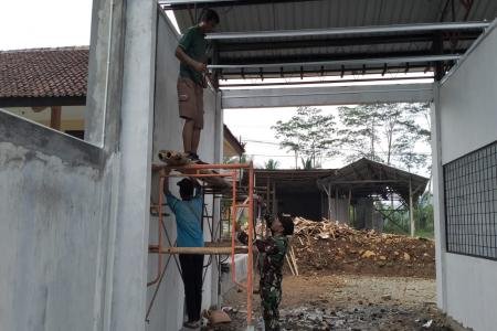 Babinsa Koramil 12Karangmoncol Aktif Awasi Pembangunan KDKMP di Desa T