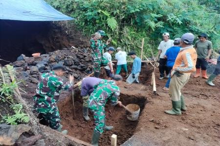 Perkuat Akses dan Konektivitas Desa TNI dan Warga Bangun Pondasi Jemba