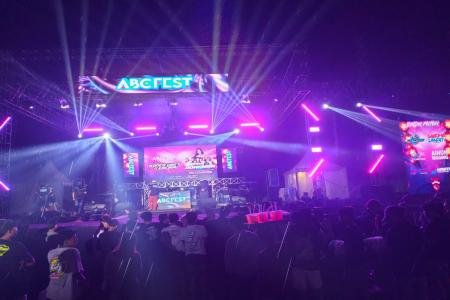 Diiringi Guyuran Hujan Gerimis DJ Aliendya Menghipnotis Ribuan Penonto