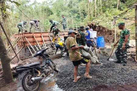 Sinergi TNI dam Warga Bagun Jembatan Garuda 