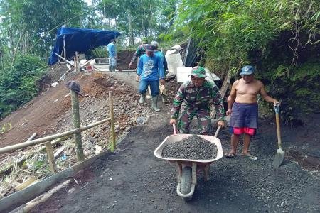 Tak Kenal Lelah TNI dan Warga 