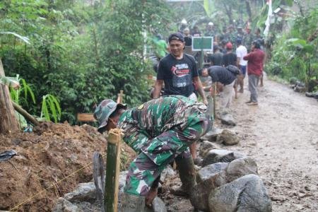 Hujan Turun Gotong Royong TNI 
