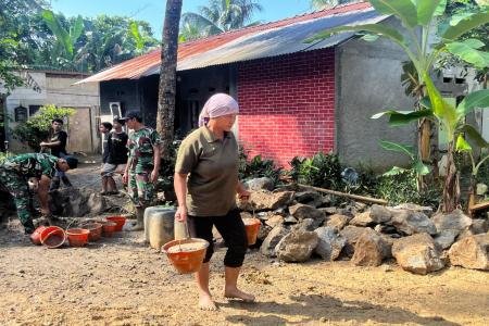 Di Balik Jalan TMMD Krangean Ada TanganTangan Perempuan yang Turut Men