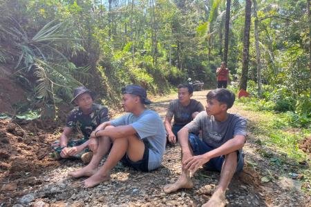 Di Bawah Pohon Rindang TNI dan Warga Krangean Rajut Kebersamaan di Sel