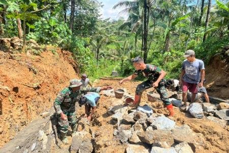 Dalam Satu Irama TNI dan Warga