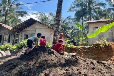 SAAT ANAK DESA MENYAKSIKAN PEMBANG