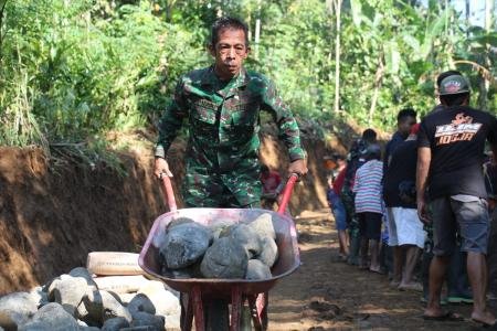 Angkong Jadi Alat Angkut Material Jalan Desa