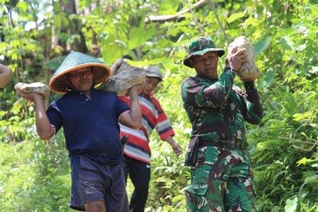 Diusia Senja Kakek Tangguh Sum