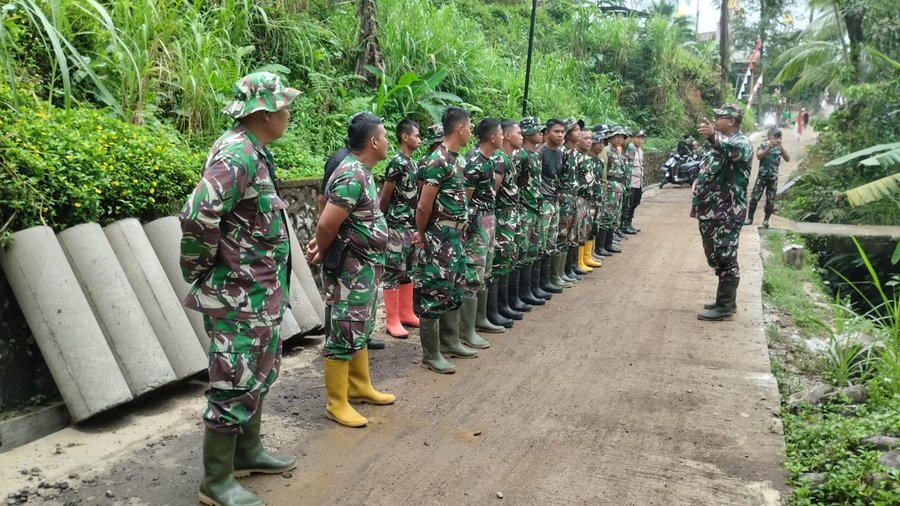 Dari Apel Pagi ke Aliran Air: Ketelitian Satgas TMMD Menjaga Jalan Desa Krangean