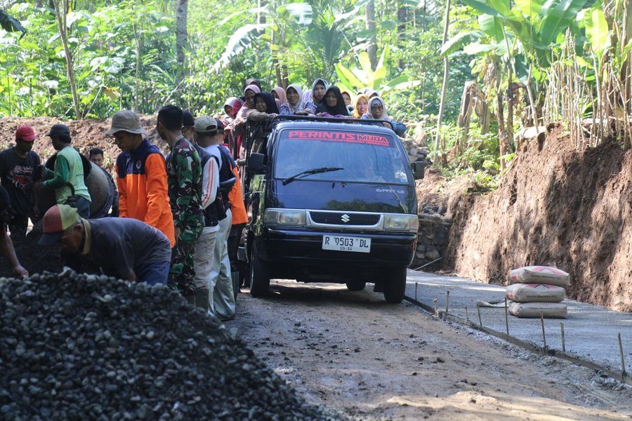 Pembangunan Akses Krangean Bangkitkan Senyum Sopir Desa