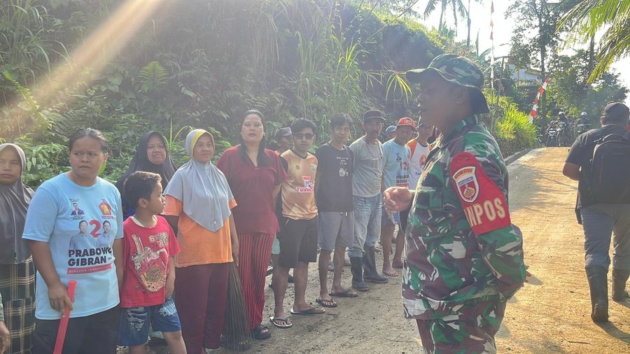 Semangat Ibu-Ibu Krangean dalam TMMD, Turun Langsung Bersihkan Lingkungan dan Masjid
