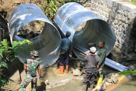 Pembangunan Jembatan Armco TMMD Presis