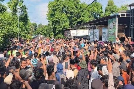 Warga Kepung Pesantren di Pati