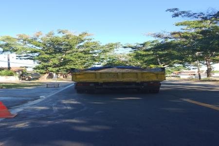 Truk Muatan Material Tanpa Terpal Meli