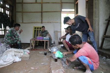 SECANGKIR KOPI DI TENGAH PEMBANGUN