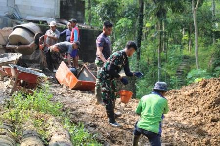 Dari Batang Kelapa Menuju Jalan Beton Gotong Royong Warnai TMMD di Kra
