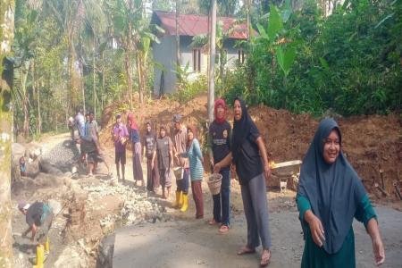 KIPRAH WANITA BERSAMA KAUM PRIA DI