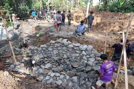 Batu Demi Batu Warga dan Satgas TMMD K