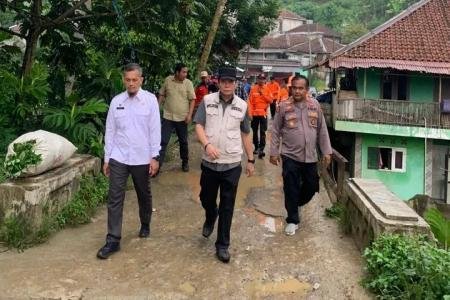 Pj Sekda Lebak Tinjau Lokasi Banjir di Sajira Serahkan Bantuan untuk W