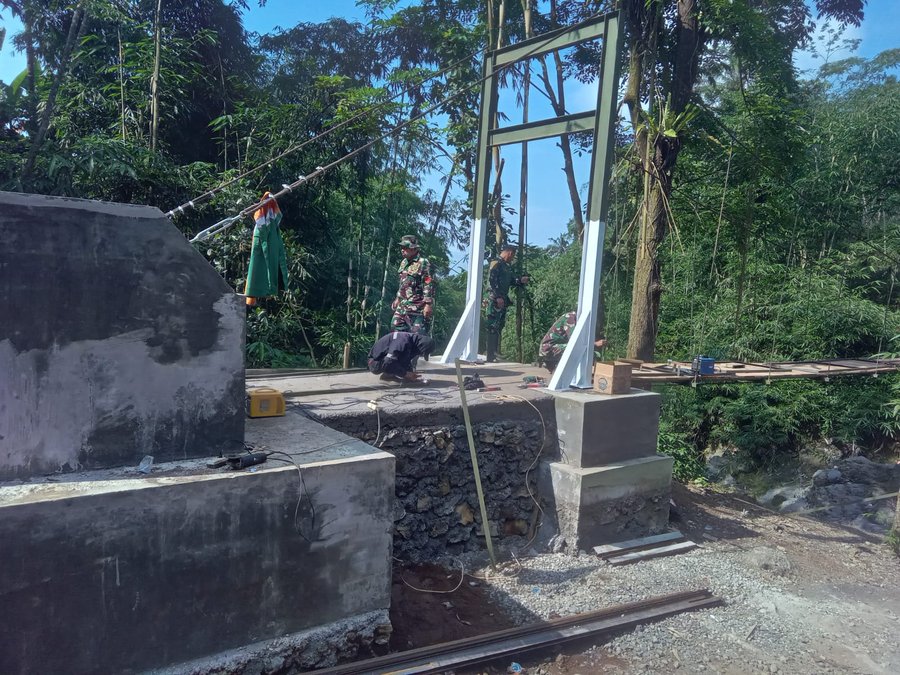 TNI dan Warga Percepat Pembangunan Jembatan Gantung di Purbalingga