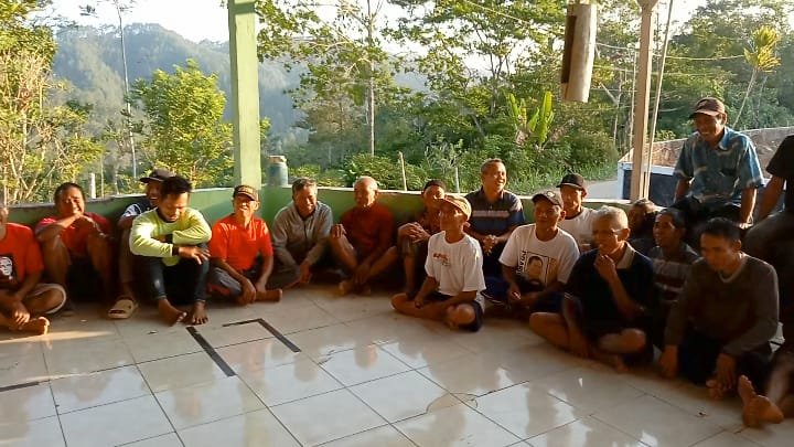 Ratusan Warga Desa Wanadri Dusun Silangit Pasca Pemortalan jalan   Melaksanakan  Musyawarah bersama 