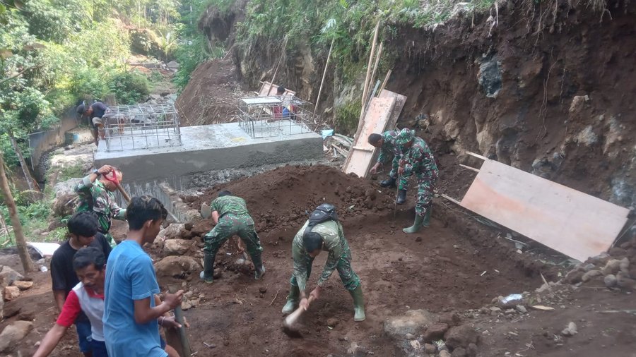 TNI dan Warga Talagening Turun ke Sungai Bangun Jembatan Garuda