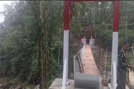 Pengecatan Jembatan Gantung Desa Serang Tanda Pembangunan Selesai