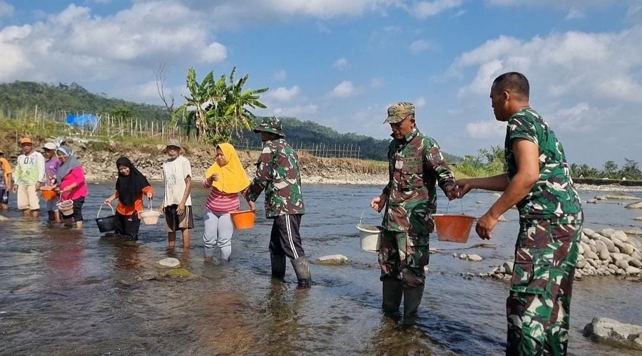  Angkut Pasir Estafet , Warnai  Pembangunan Jembatan Gantung Garuda