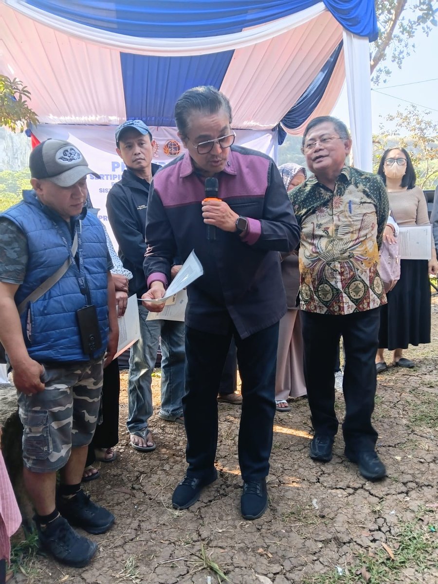 Dede Yusuf serahkan Sertifikat Elektronik PTSL di Padalarang, 